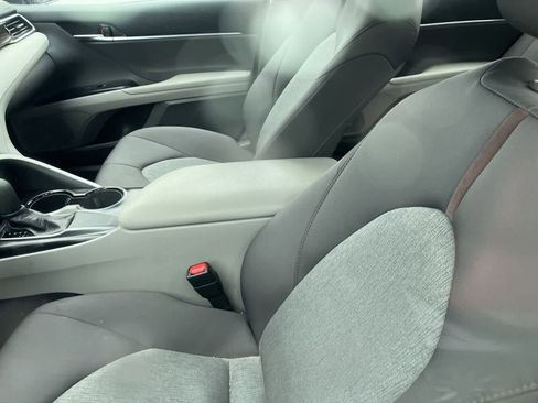Used 2018 Toyota Camry LE image 21