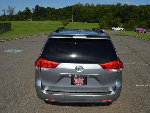 Used 2011 Toyota Sienna XLE w/ XLE Navigation Pkg FWD image 11