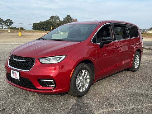 New 2026 Chrysler Pacifica Select image 4
