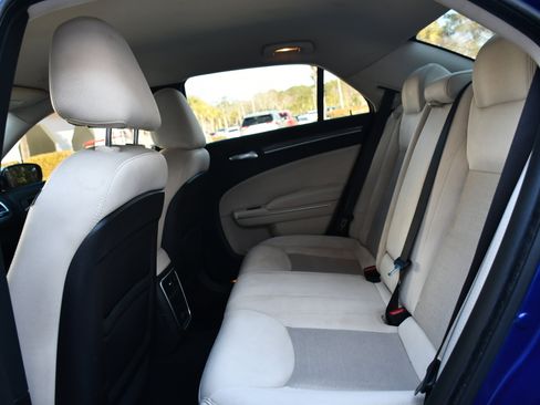 Used 2019 Chrysler 300 Touring w/ Chrome Appearance Package image 15