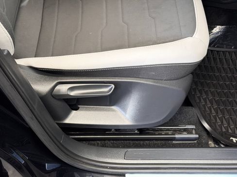 Used 2025 Volkswagen Taos SE w/ Panoramic Sunroof Package FWD image 30