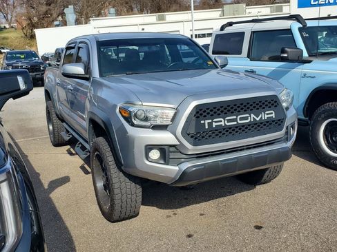 Used 2016 Toyota Tacoma TRD Off-Road w/ Towing Package image 2