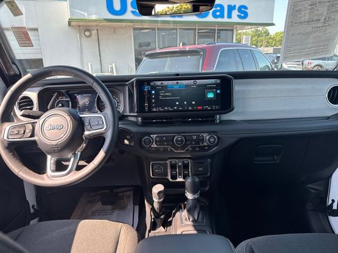 Used 2024 Jeep Wrangler Unlimited Sahara w/ Technology Group AWD/4WD image 8