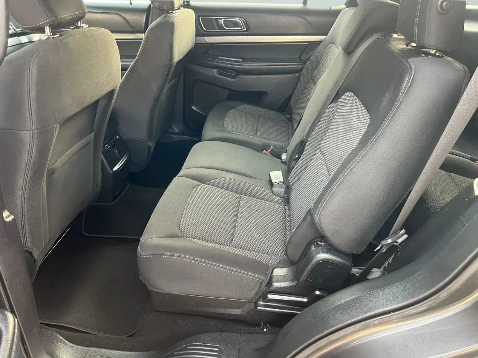 Used 2018 Ford Explorer XLT AWD/4WD image 9