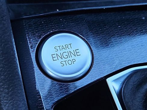 Certified 2025 Volkswagen Taos SE w/ Panoramic Sunroof Package image 21