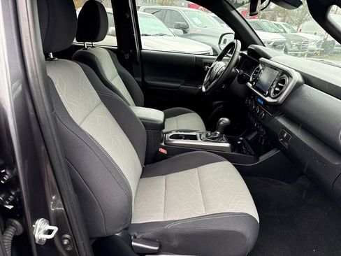 Used 2022 Toyota Tacoma TRD Off-Road w/ Technology Package image 10