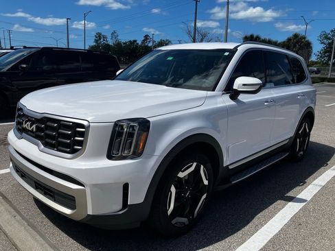 Used 2023 Kia Telluride S image 3