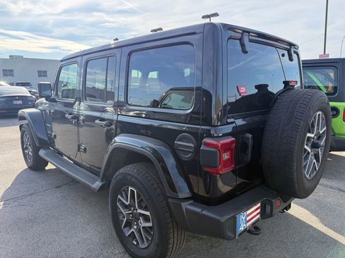 Used 2024 Jeep Wrangler Unlimited Sahara AWD/4WD image 20