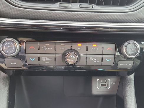 New 2025 Jeep Compass Latitude w/ Sun & Sound Group image 24