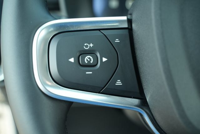 Used 2025 Volvo XC40 B5 Plus AWD/4WD image 34