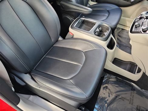 Used 2024 Chrysler Pacifica Touring-L image 21