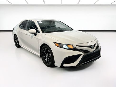 Used 2023 Toyota Camry SE FWD image 3
