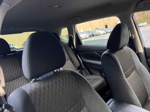 Used 2019 Nissan Rogue SV w/ Premium Package image 31