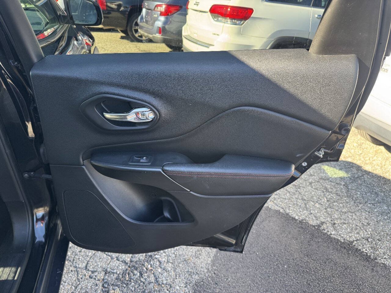 Used 2019 Jeep Cherokee Trailhawk w/ Comfort/Convenience Group AWD/4WD image 32
