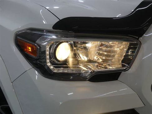 Used 2018 Toyota Tacoma TRD Sport AWD/4WD image 11