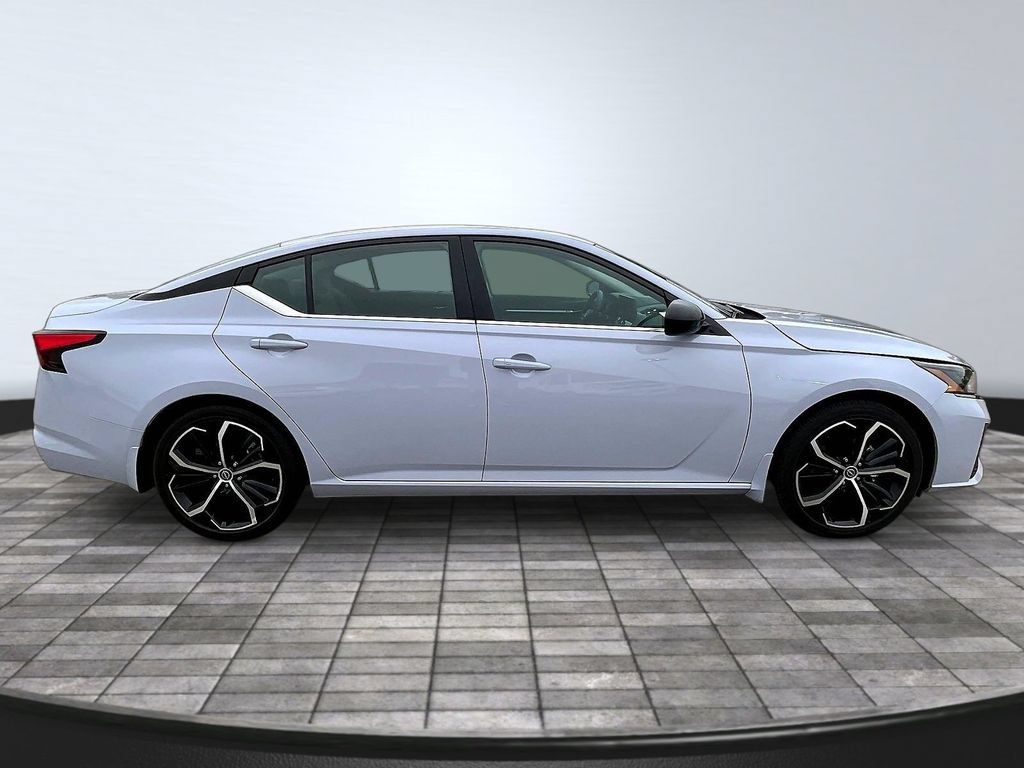 Used 2025 Nissan Altima 2.5 SR w/ SR Premium Package FWD image 8