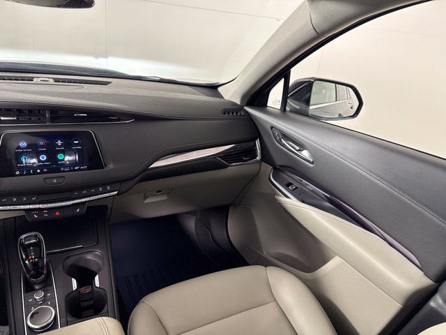 Used 2023 Cadillac XT4 Luxury w/ Cold Weather Package AWD/4WD image 31