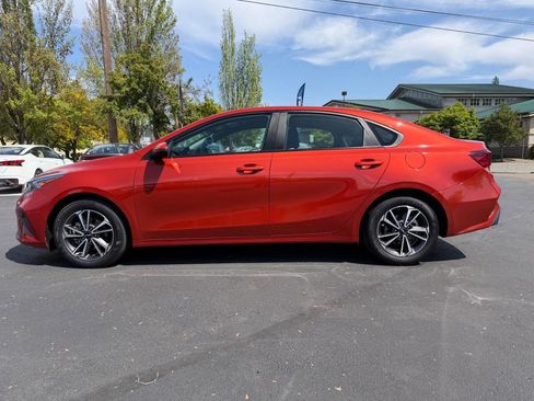 Used 2024 Kia Forte LXS w/ LXS Technology Package FWD image 5