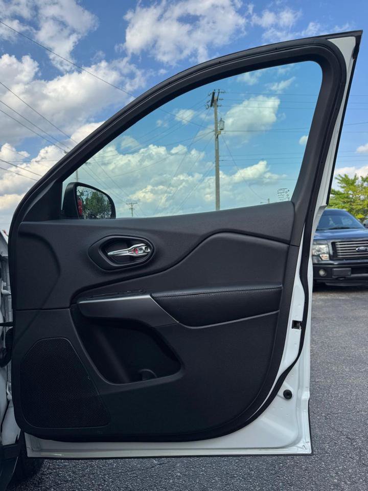 Used 2021 Jeep Cherokee Latitude AWD/4WD image 19