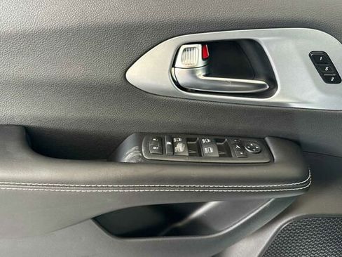 New 2026 Chrysler Pacifica Limited image 8