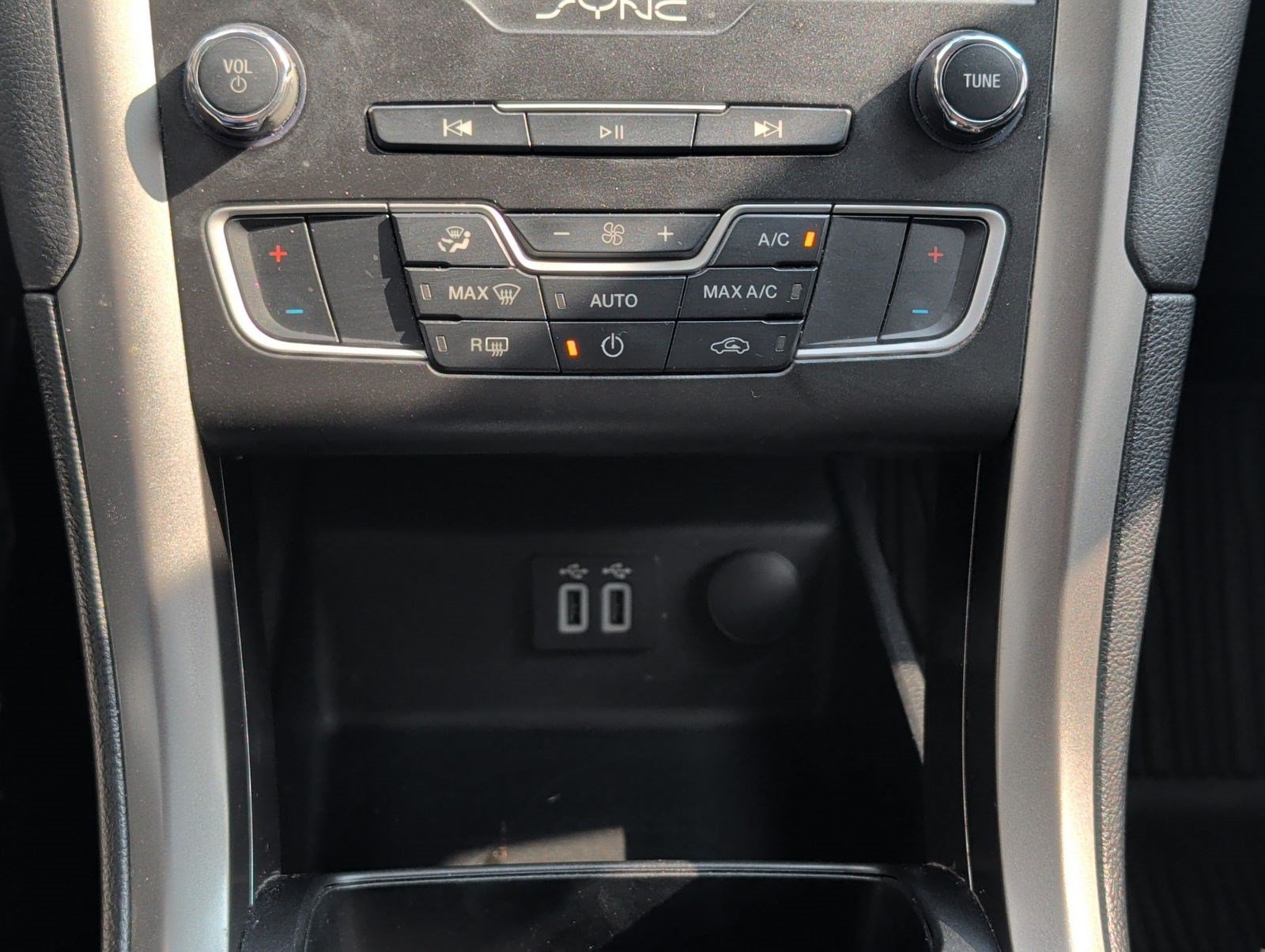 Used 2020 Ford Fusion SE FWD image 20
