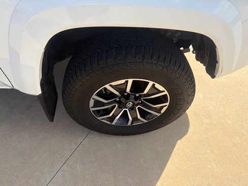 Used 2020 Toyota Tacoma TRD Sport w/ Technology Package AWD/4WD image 13
