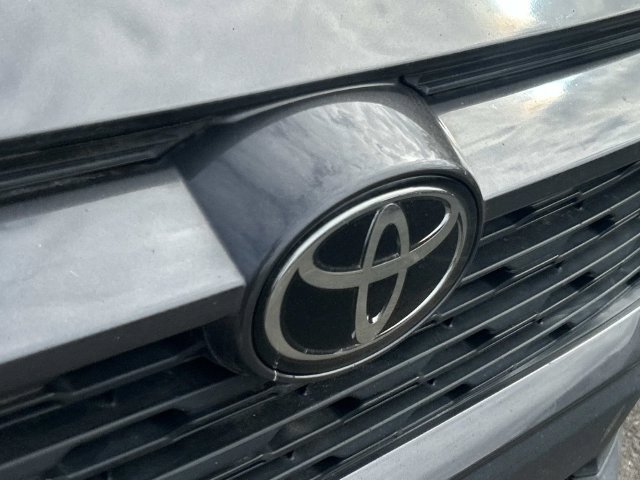 Used 2021 Toyota RAV4 XLE w/ Convenience Package FWD image 5