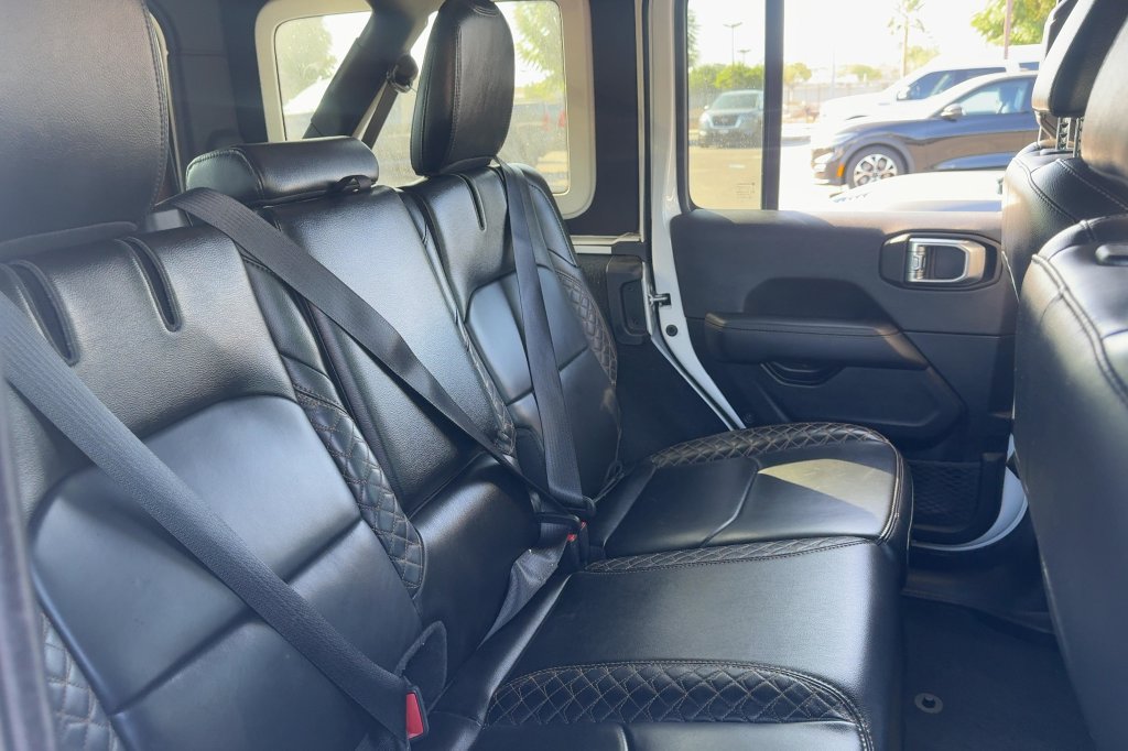 Used 2022 Jeep Wrangler Unlimited Sahara AWD/4WD image 13