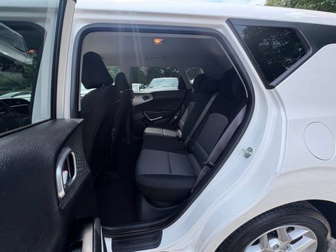 Used 2025 Kia Soul LX w/ LX Technology Package FWD image 22