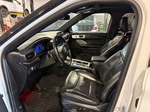 Used 2020 Ford Explorer Platinum w/ Premium Technology Package image 11