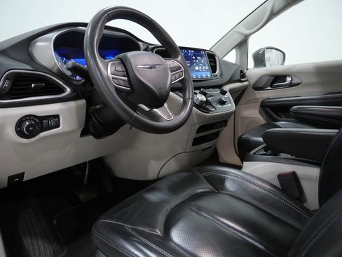 Used 2022 Chrysler Pacifica Touring-L FWD image 10