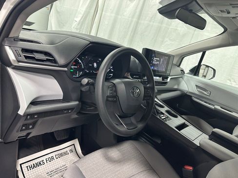 Used 2025 Toyota Sienna LE image 16