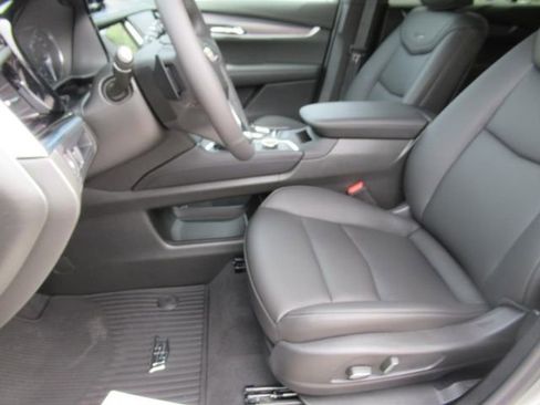 New 2025 Cadillac XT6 Luxury image 15