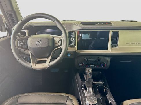 Used 2025 Ford Bronco Outer Banks AWD/4WD image 2