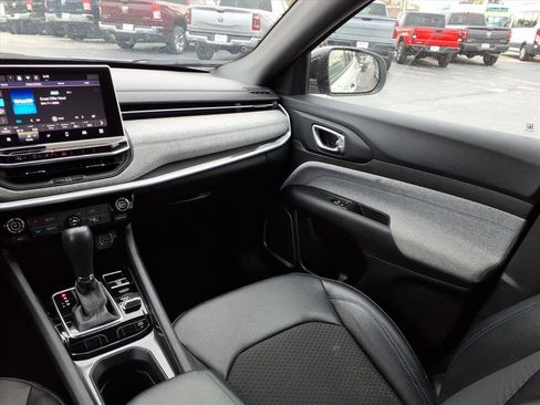 Used 2024 Jeep Compass Latitude image 13