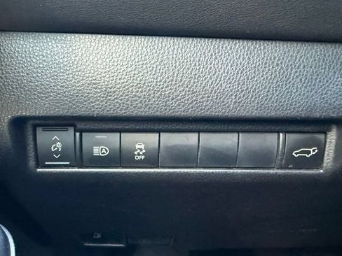 Used 2021 Toyota Venza LE w/ Carpet Mat Package (TMS) AWD/4WD image 19