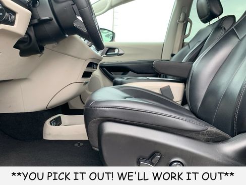 Used 2023 Chrysler Pacifica Touring-L FWD image 21