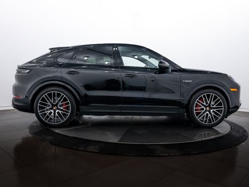 Certified 2025 Porsche Cayenne S image 8
