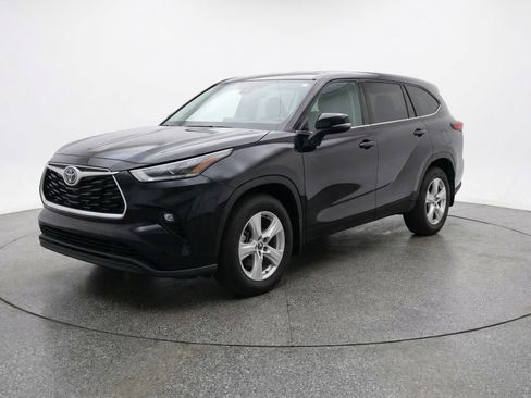 Used 2025 Toyota Highlander LE FWD image 3