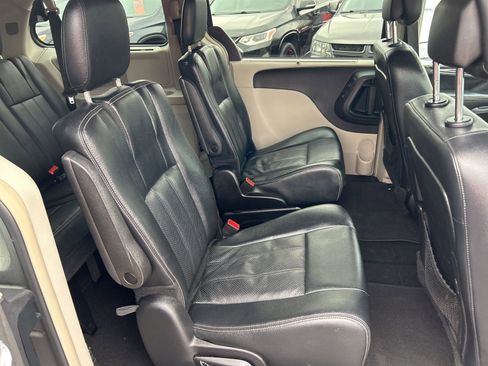 Used 2016 Chrysler Town & Country Touring-L image 19