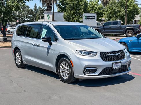 Used 2024 Chrysler Pacifica Touring-L FWD image 5