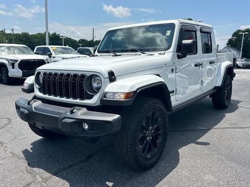 Used 2025 Jeep Gladiator Sport AWD/4WD image 7