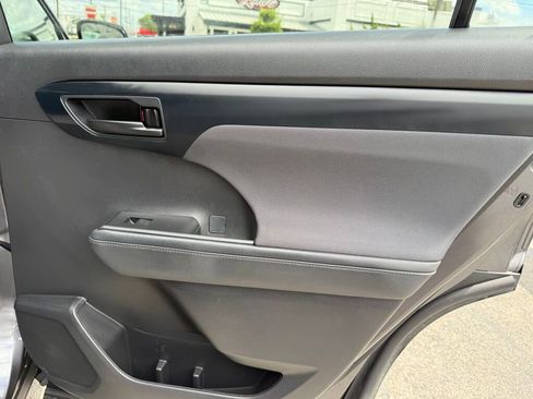 Used 2022 Toyota Highlander LE image 28