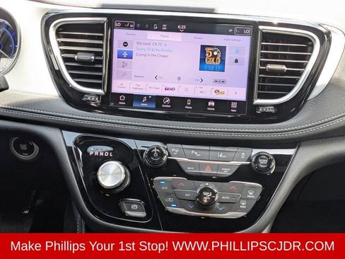 Used 2025 Chrysler Pacifica Premium FWD image 17