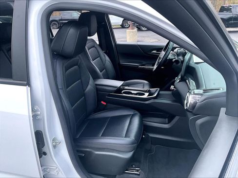 Used 2025 Chevrolet Equinox LT w/ Convenience Package II image 11