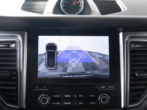 Used 2018 Porsche Macan AWD/4WD image 35