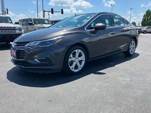 Used 2017 Chevrolet Cruze Premier FWD image 2