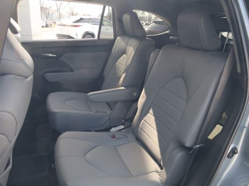 Used 2023 Toyota Highlander XLE image 35