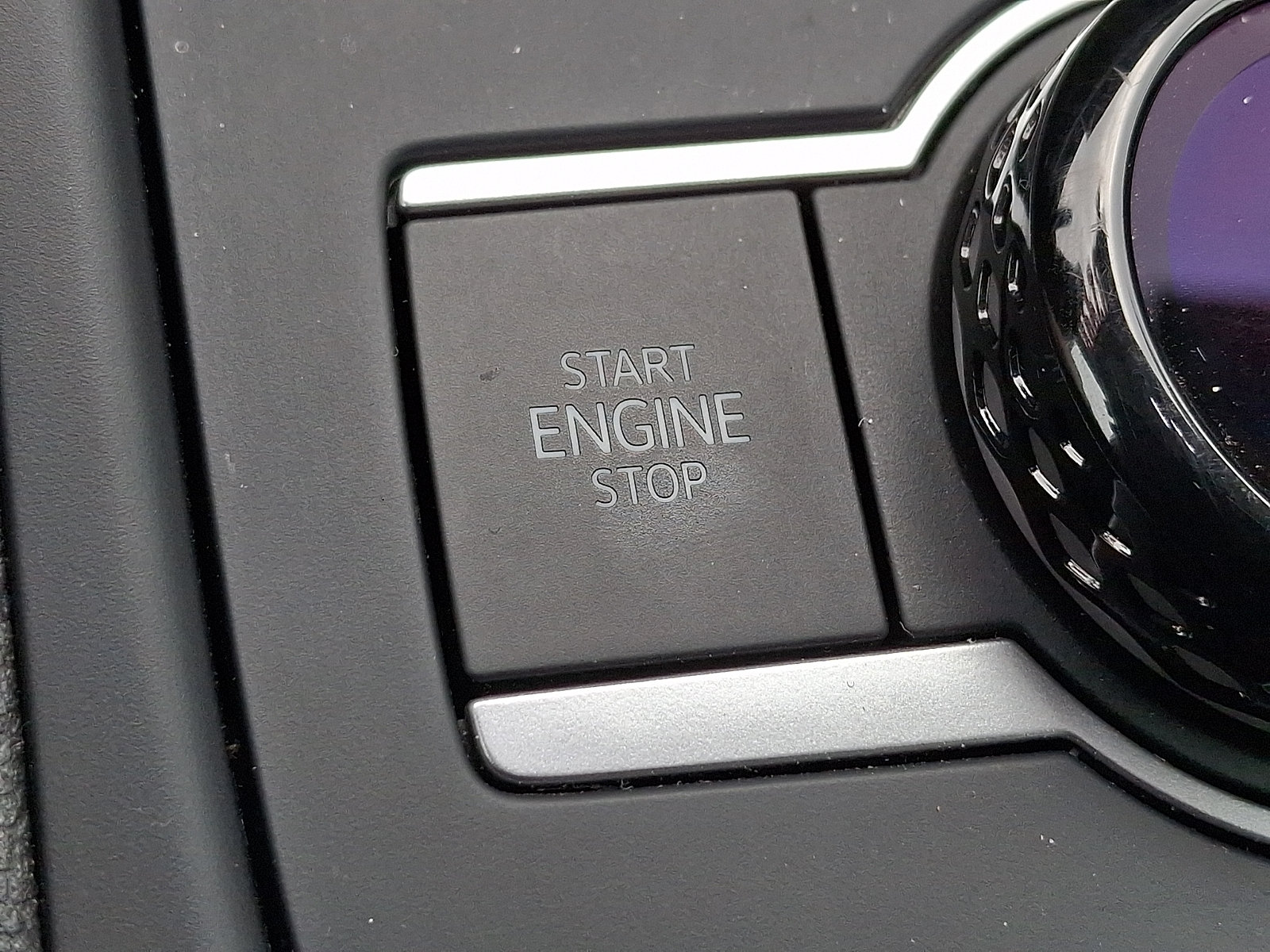 Used 2025 Volkswagen Tiguan SE AWD/4WD image 23