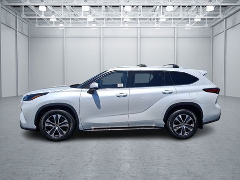 Used 2022 Toyota Highlander XLE AWD/4WD image 6